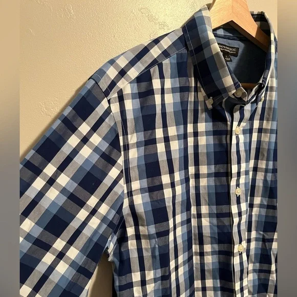 Banana Republic Men's Non Iron Tailored, Slim Fit Button Up Shirt - Picture 4 of 10